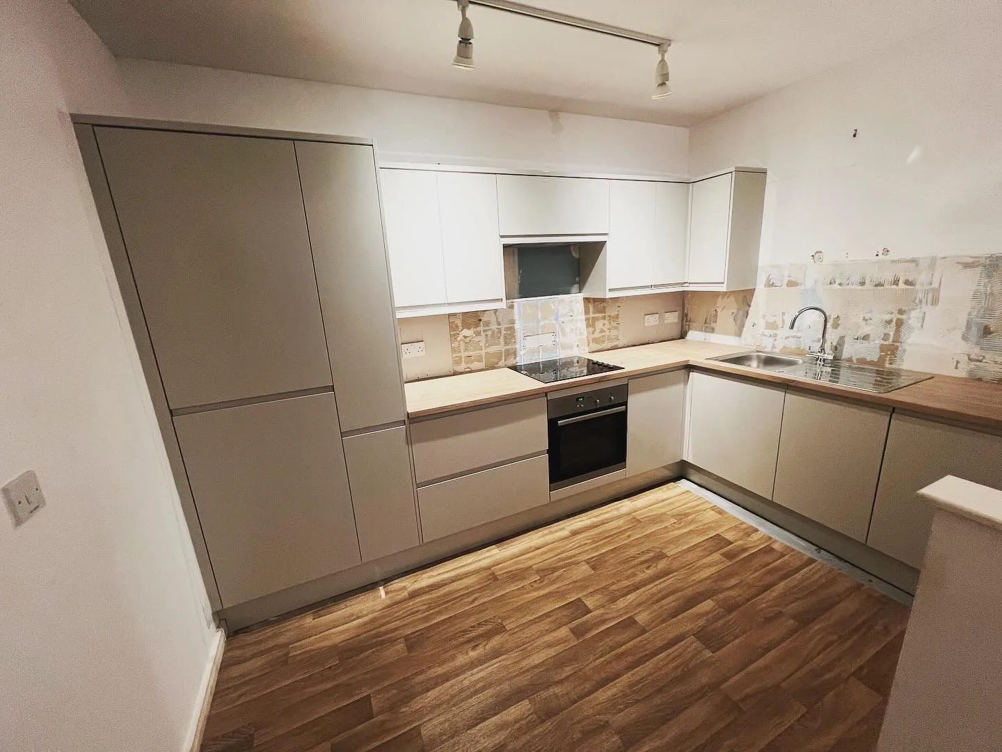 Handleless grey fitted kitchen by LDG Joinery LTD, Bolton